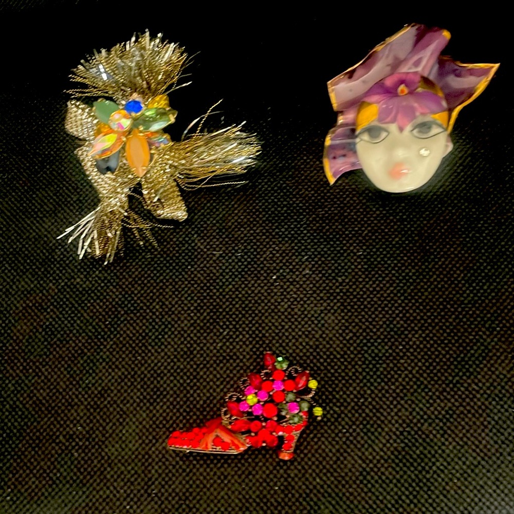 Enhance your outfit with a fashion pin.
3 distinct pins to enjoy.